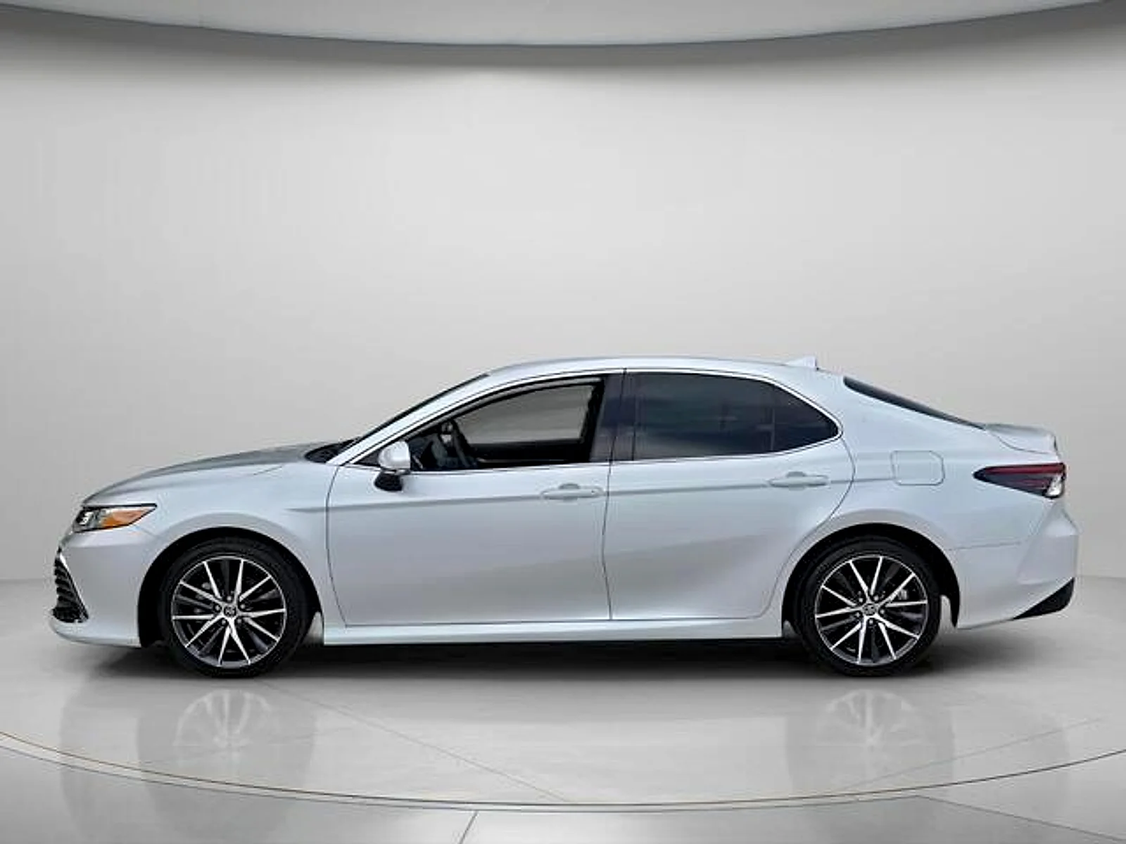 Used 2021 Wind Chill Pearl Toyota XLE image 3