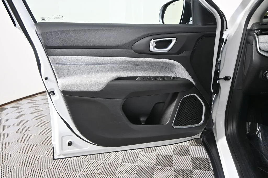 Used 2022 White Jeep Latitude image 18