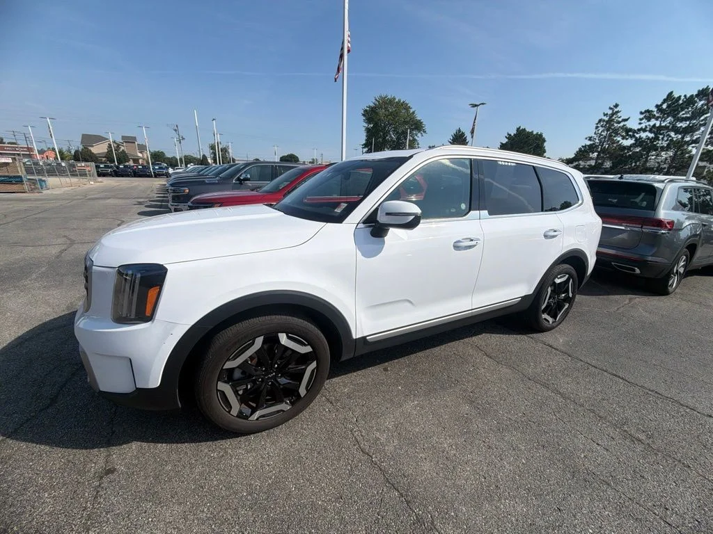 Used 2025 White Kia S image 2