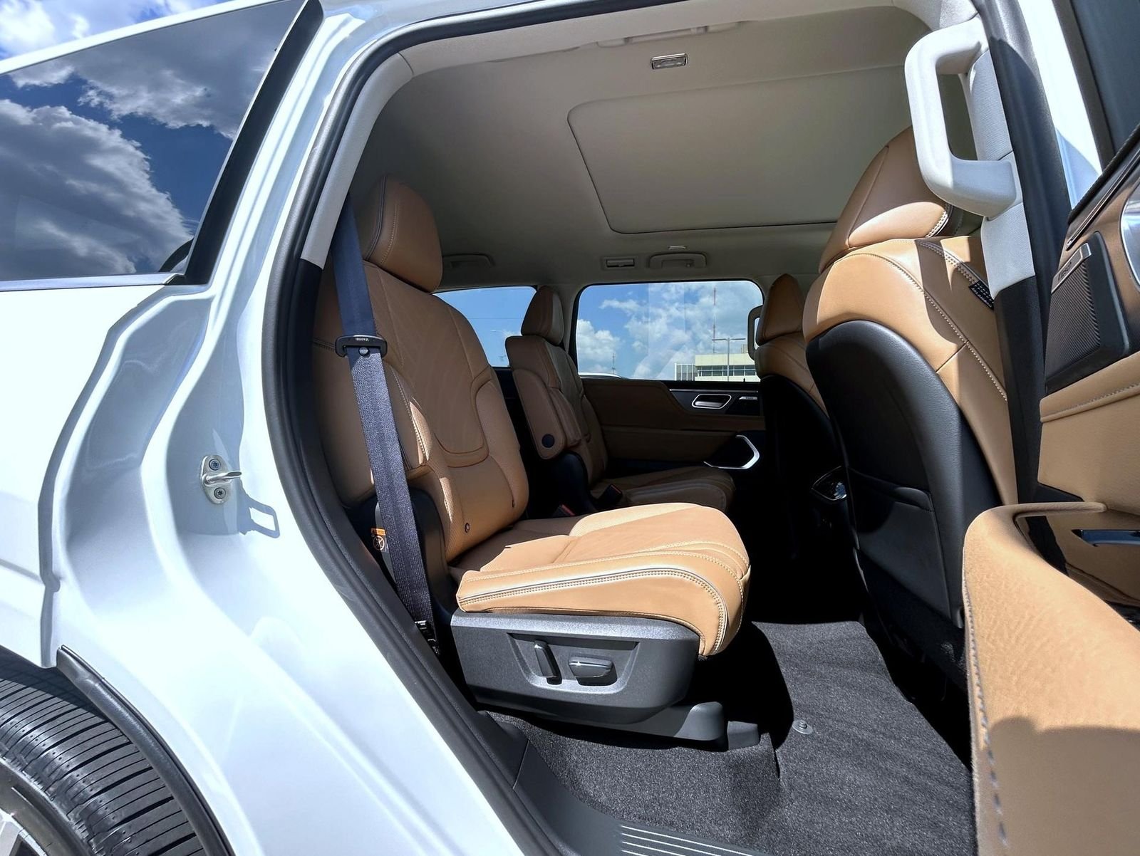 New 2027 RADIANT WHITE INFINITI Luxe 4WD image 18