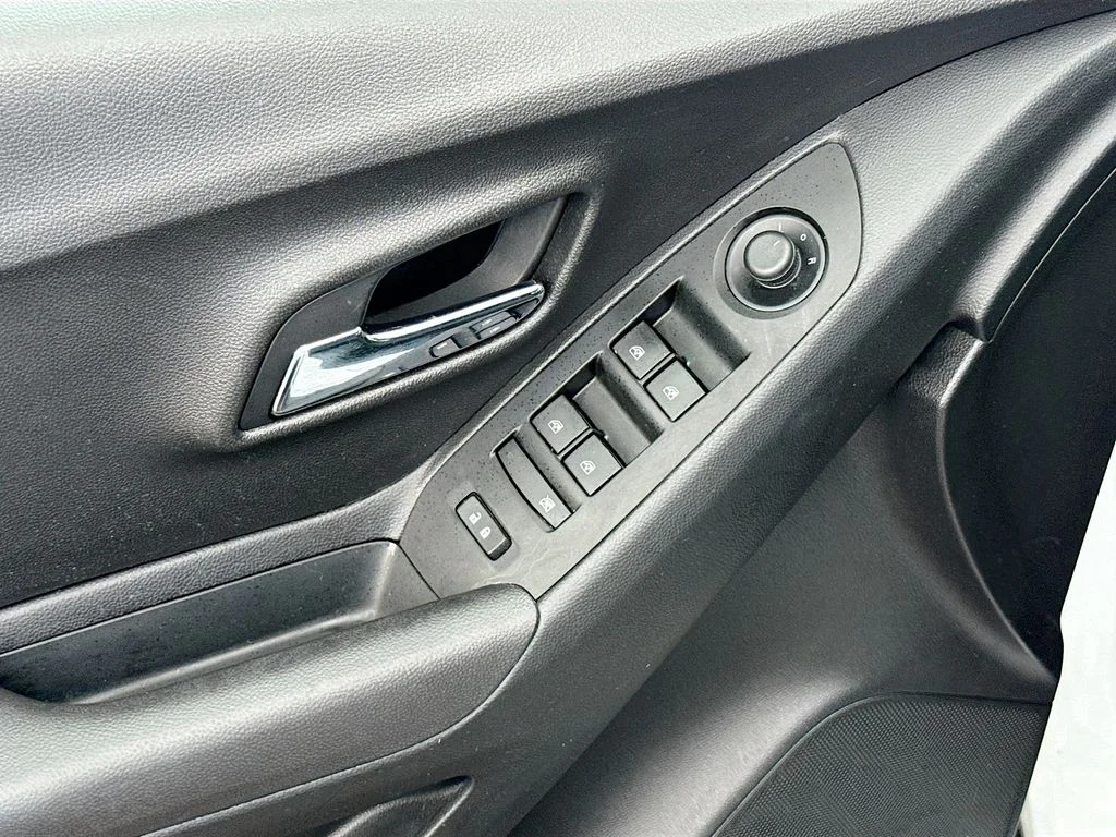 Used 2020 White Chevrolet LS image 19