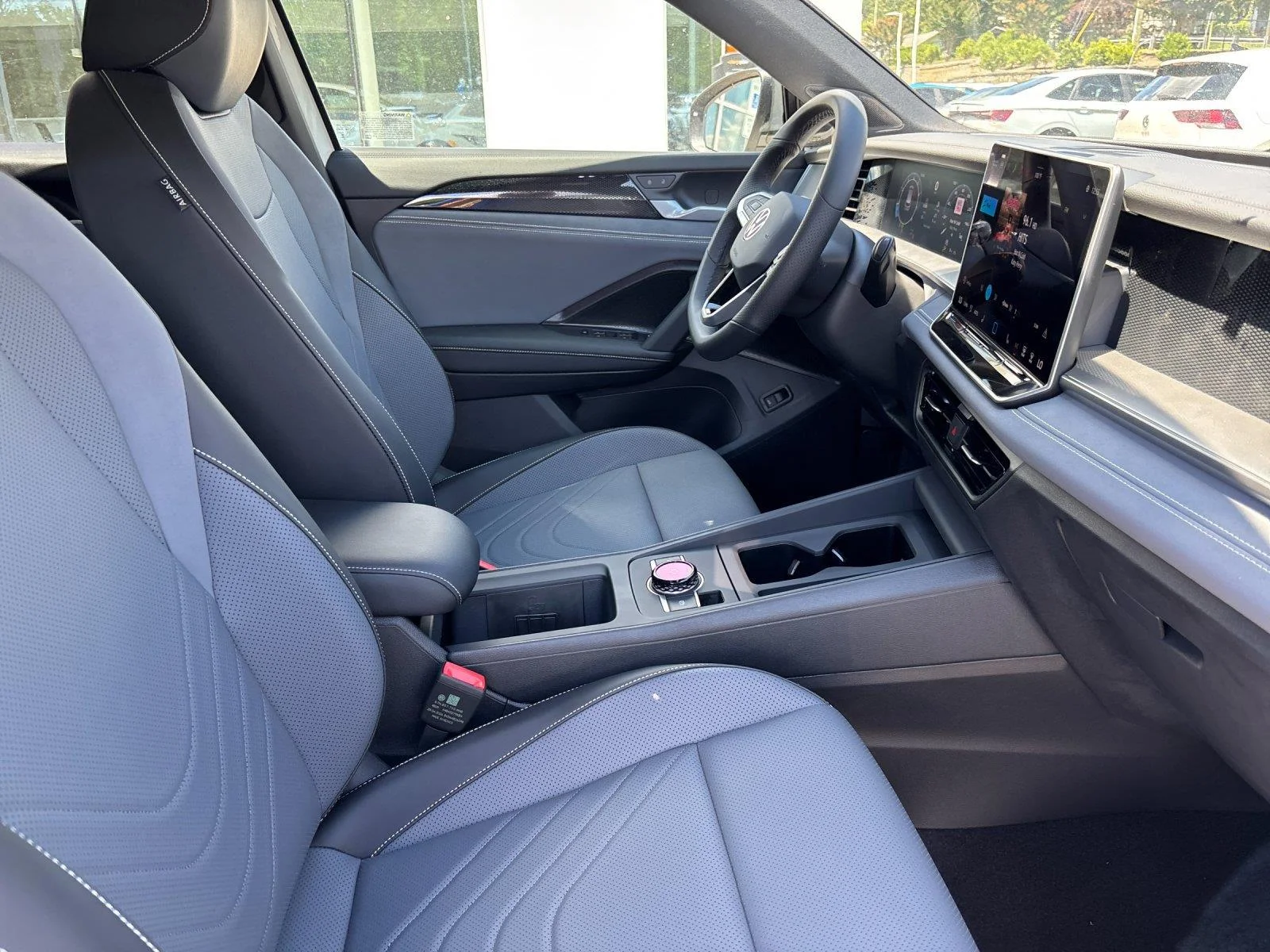 New 2026 sandstone with deep black roof Volkswagen SE R-Line Black image 39