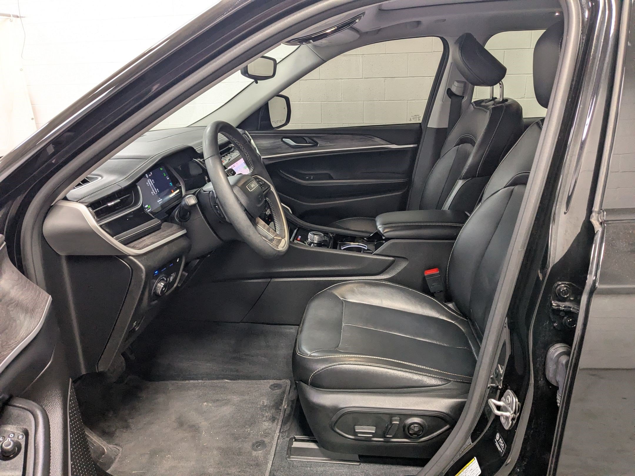Used 2022 Diamond Black Crystal Pearlcoat Jeep 4xe image 19