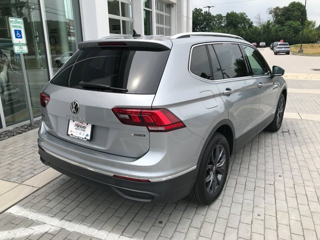 Used 2022 Pyrite Silver Metallic Volkswagen SE image 8