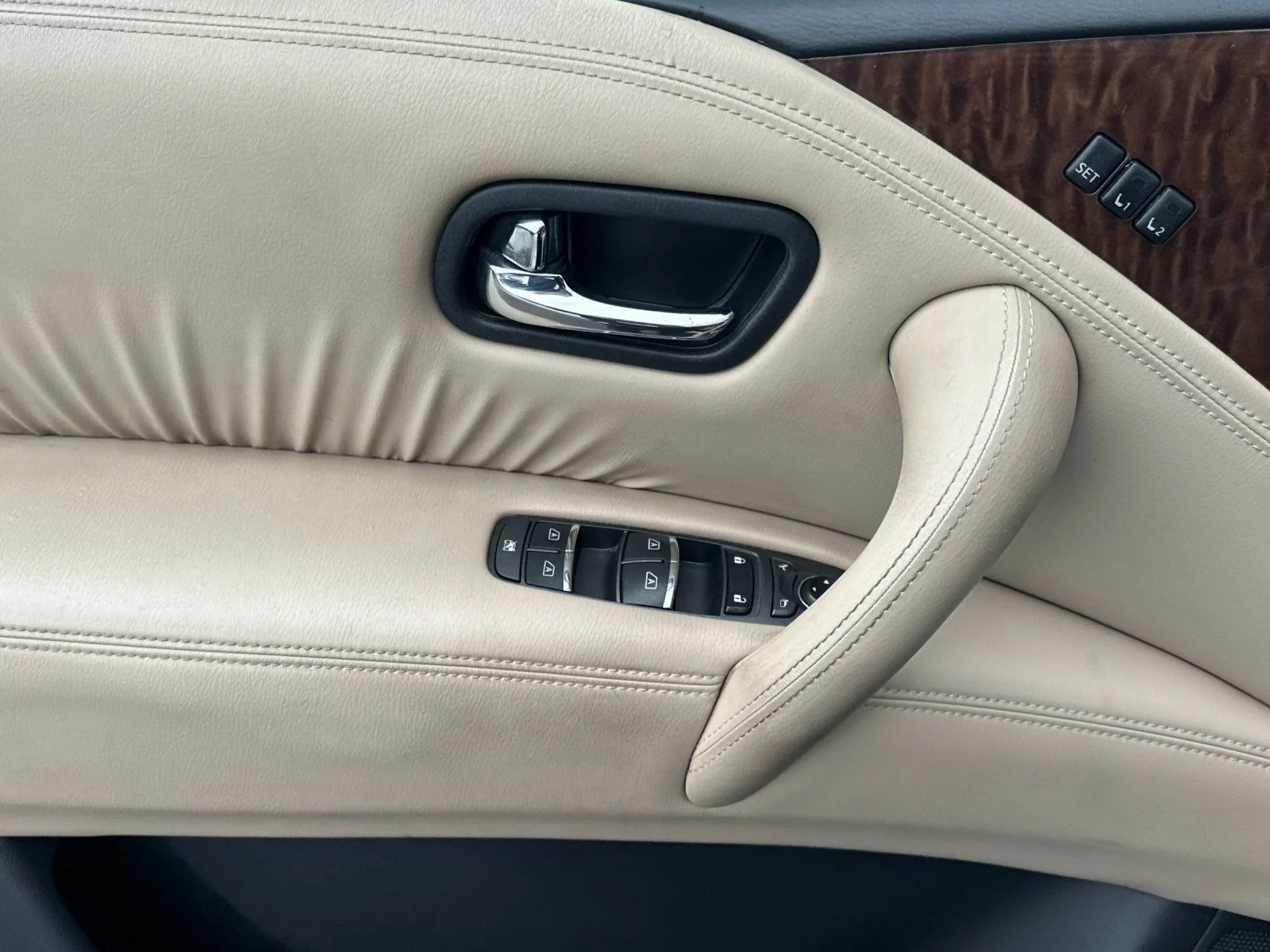 Used 2017 Pearl White Nissan Platinum image 10