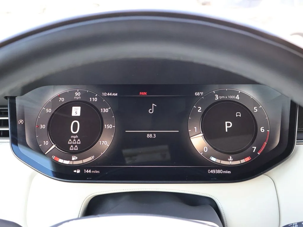 Used 2023  Land Rover SE image 30