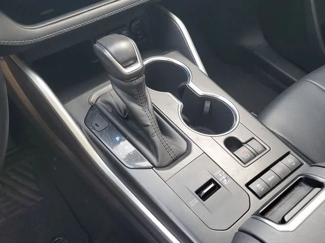 Used 2020  Toyota XLE image 18