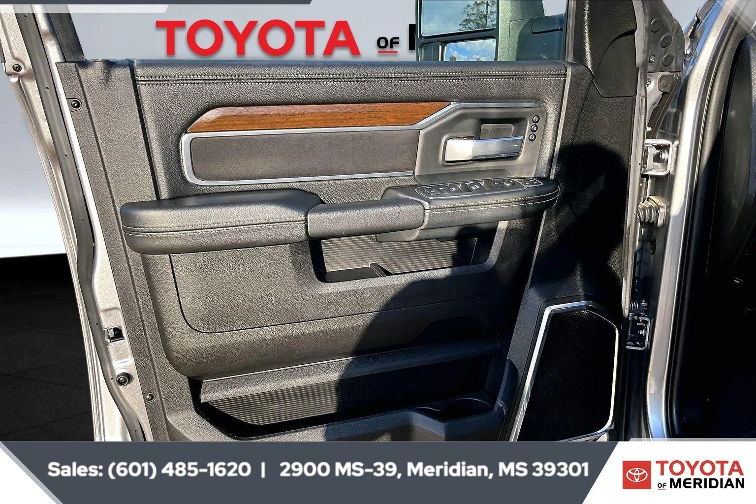 Used 2024 Billet Silver Metallic Clearcoat Ram Laramie image 17