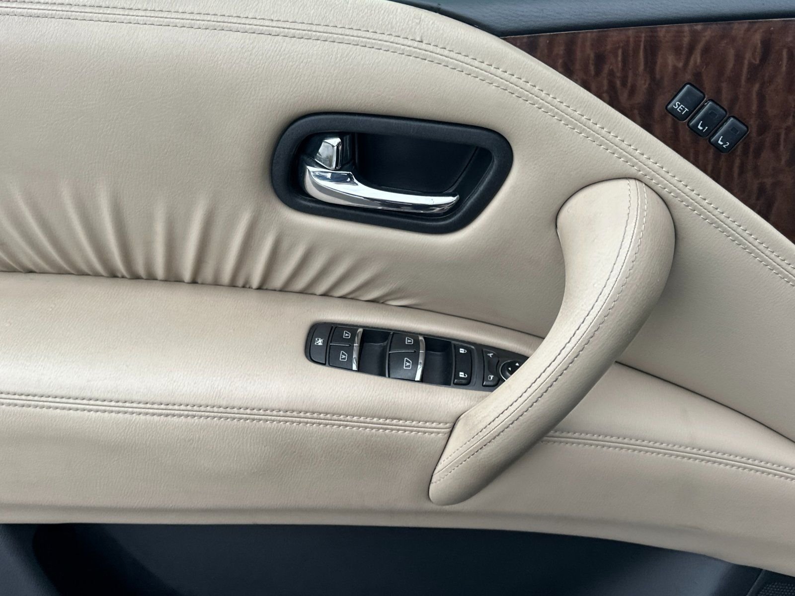 Used 2017 Pearl White Nissan Platinum image 10