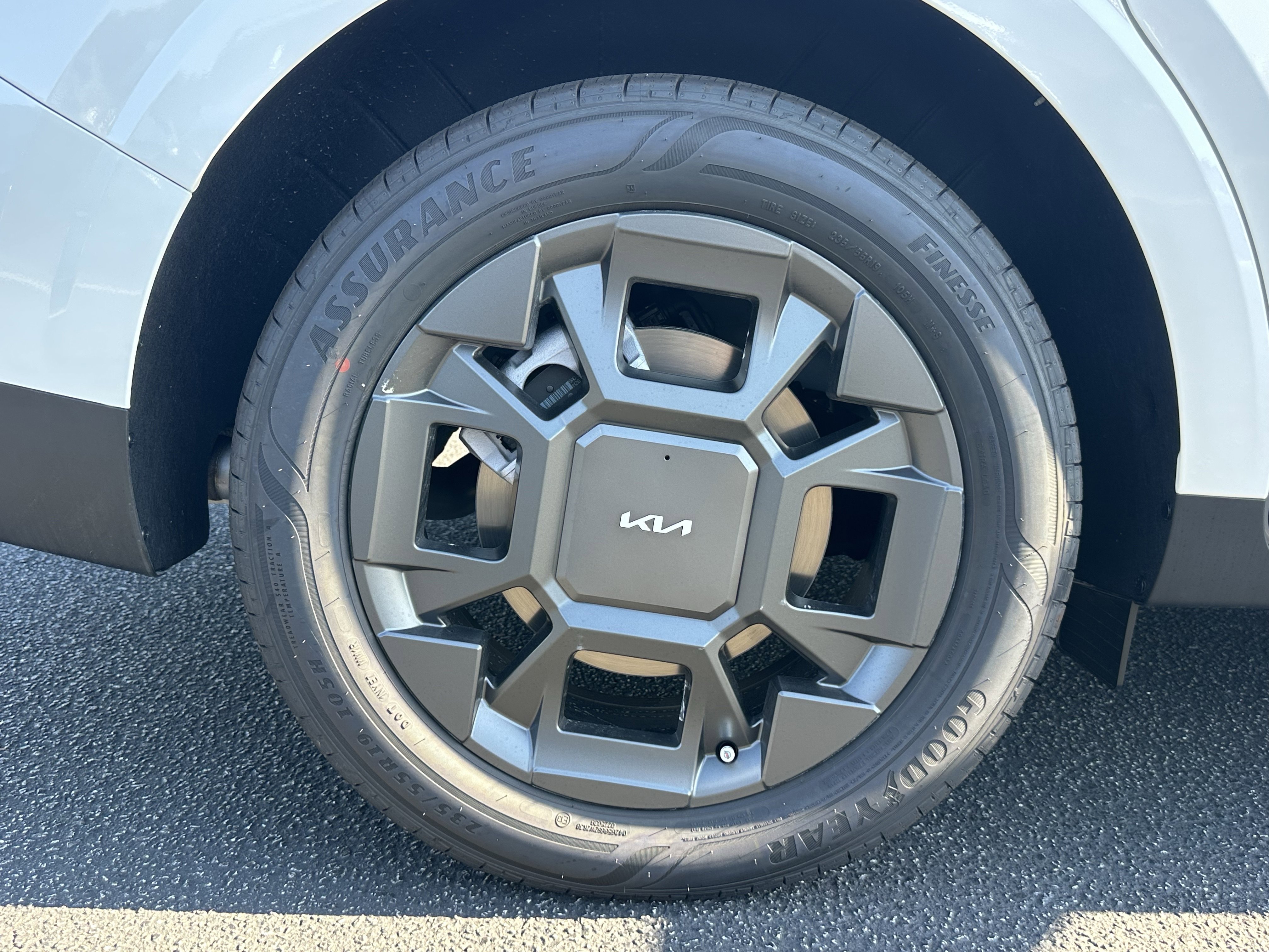 New 2026 Snow White Pearl Kia EX image 17