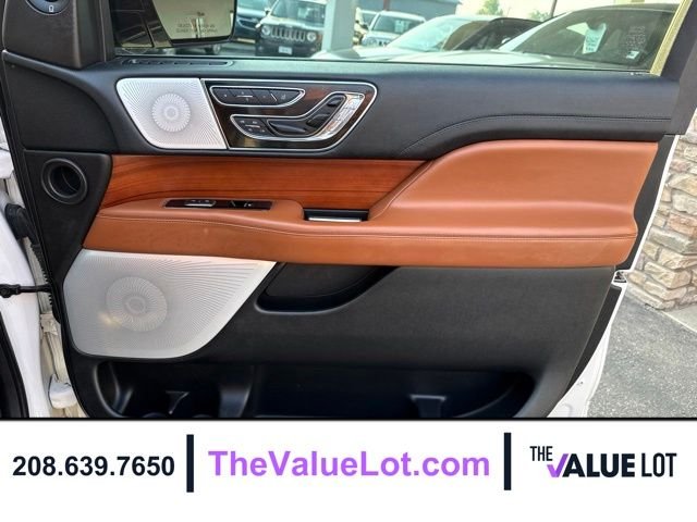 Used 2018 White Lincoln Reserve image 12