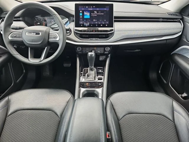 Used 2022 Red Jeep Latitude image 21