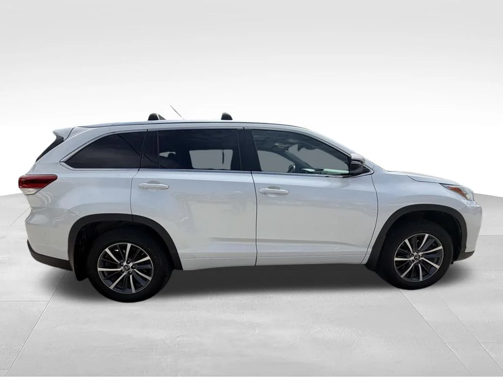 Used 2018 White Toyota XLE image 6