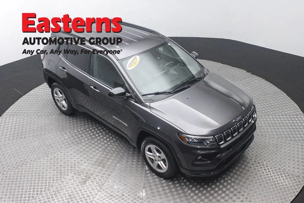 Used 2024  Jeep Latitude image 3