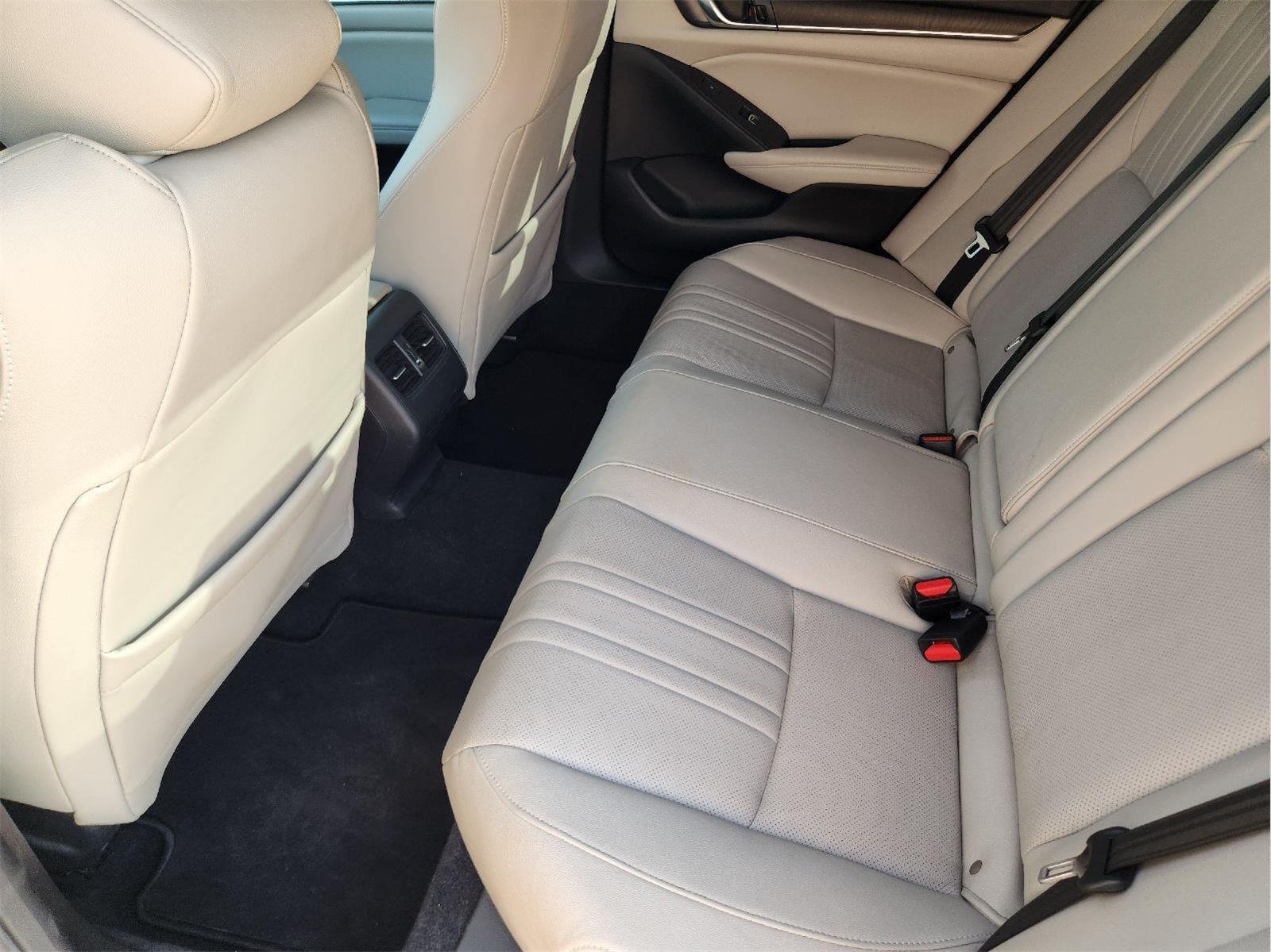 Used 2019 Champagne Frost Pearl Honda Touring image 30