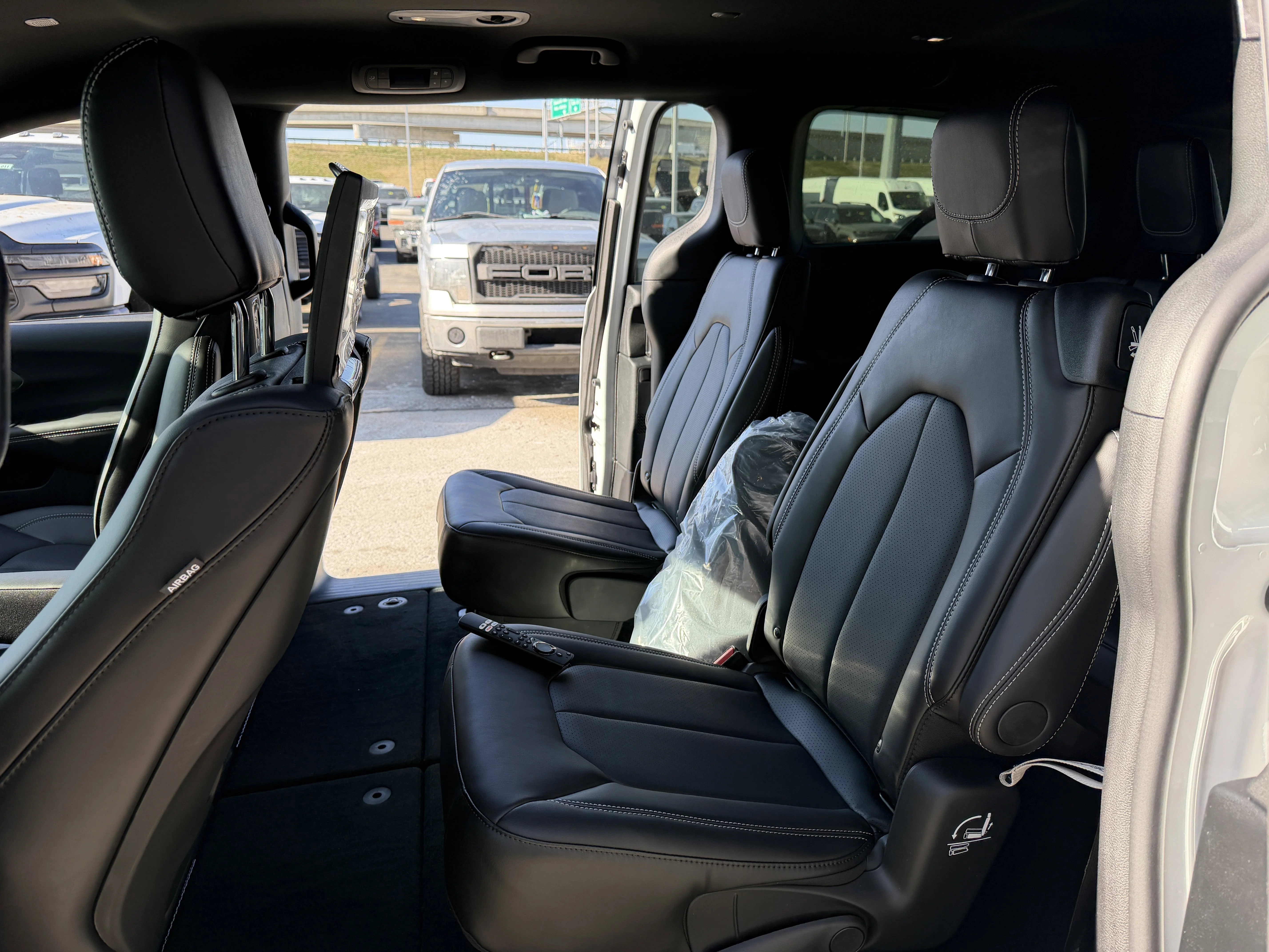 2026 Chrysler Pacifica Select - Photo 32