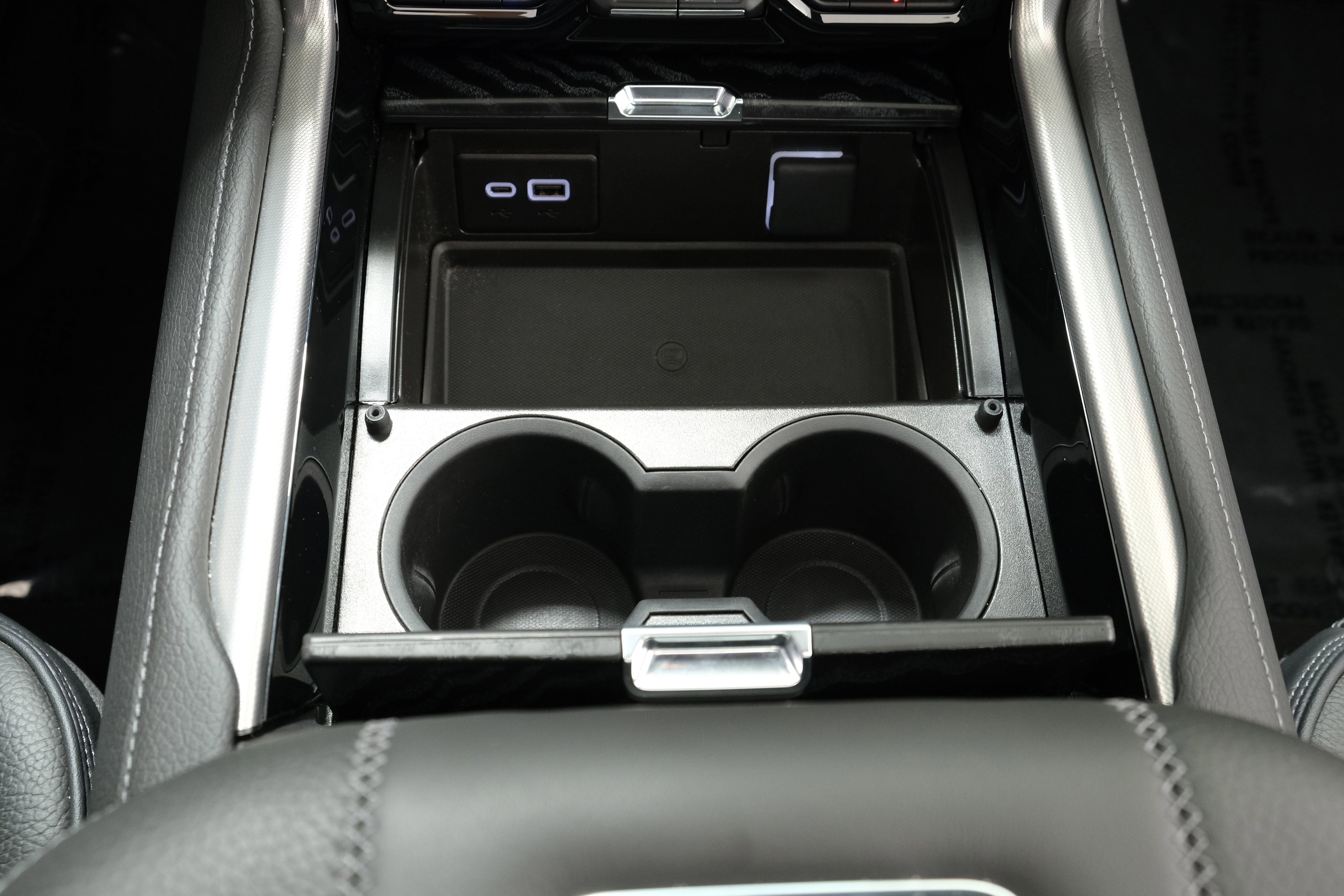 2024 GMC Yukon Denali - Photo 23