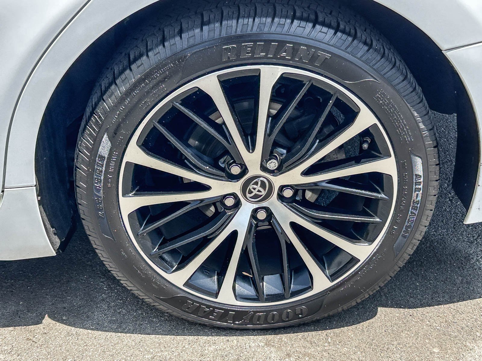 Used 2018 SUPER WHITE Toyota SE image 11