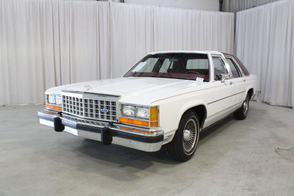 Used 1987 White Ford LX image 33