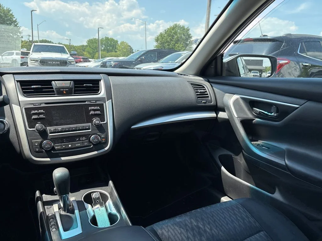 Used 2017 Silver Nissan 2.5 SV image 11
