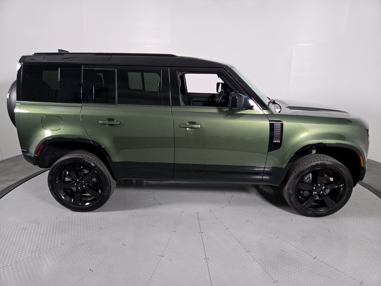 Certified Used 2026 Woolstone Green Metallic Land Rover X-Dynamic SE image 6