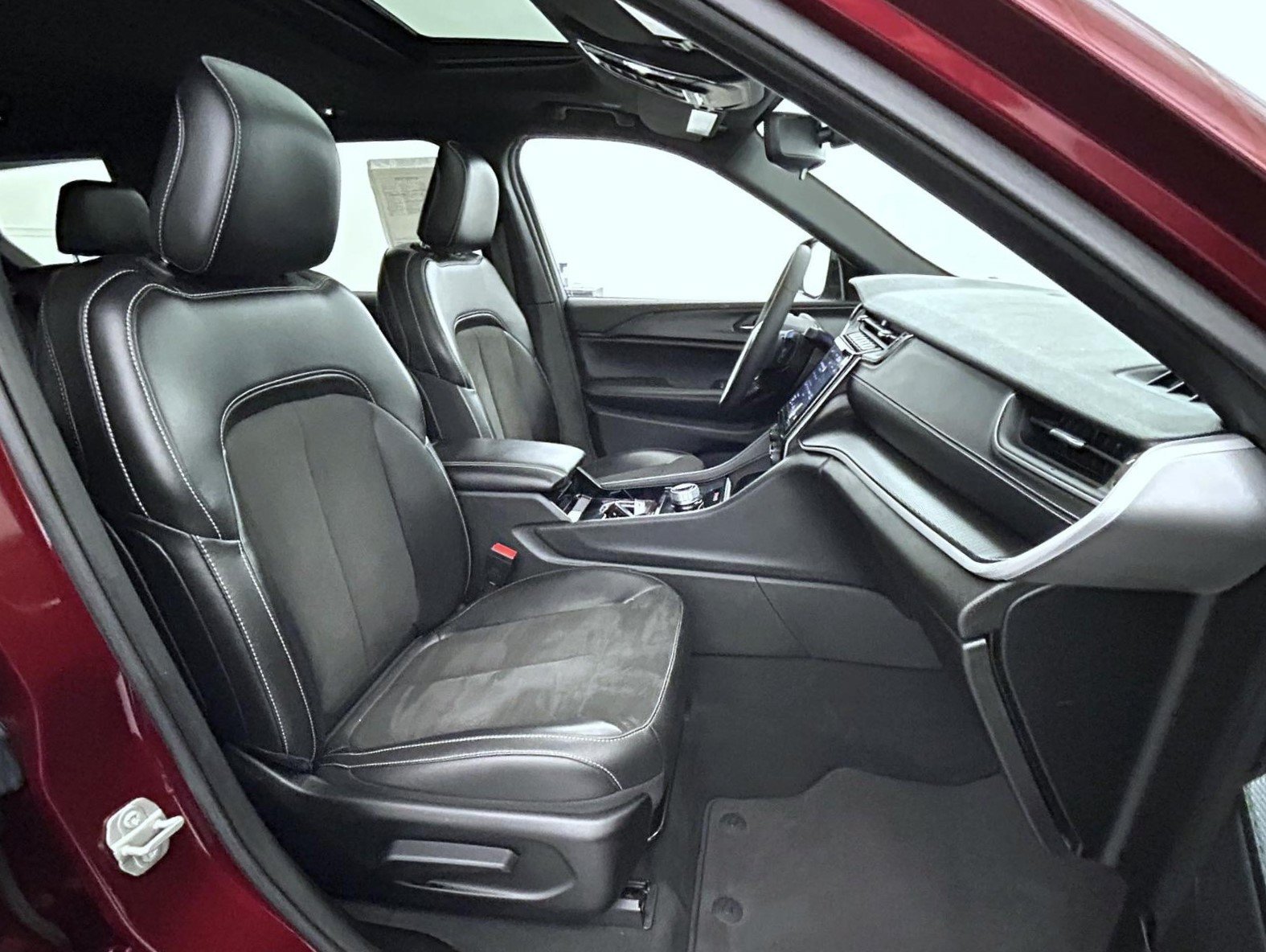 Used 2023 Red Jeep Altitude image 15