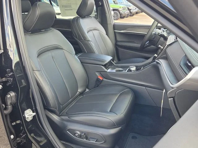 New 2027 High-Gloss Black Paint Jeep Limited image 18