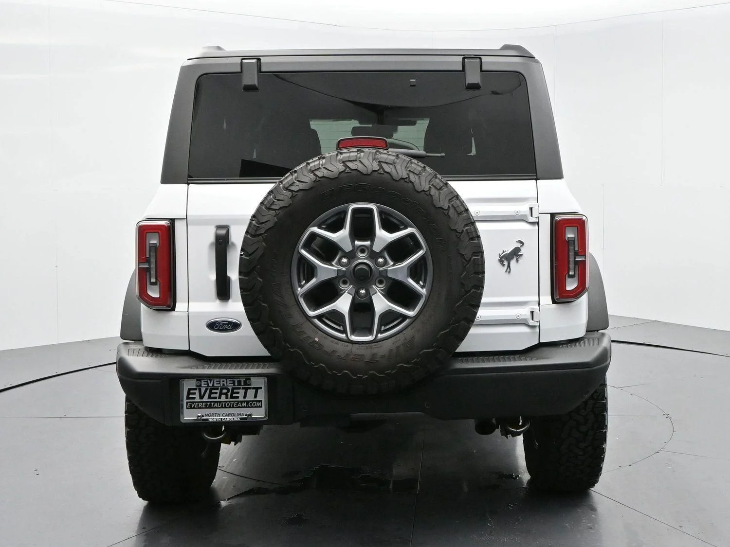 Used 2025 Oxford White Ford Badlands image 6