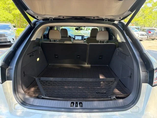 Used 2021 White Lincoln Reserve image 24