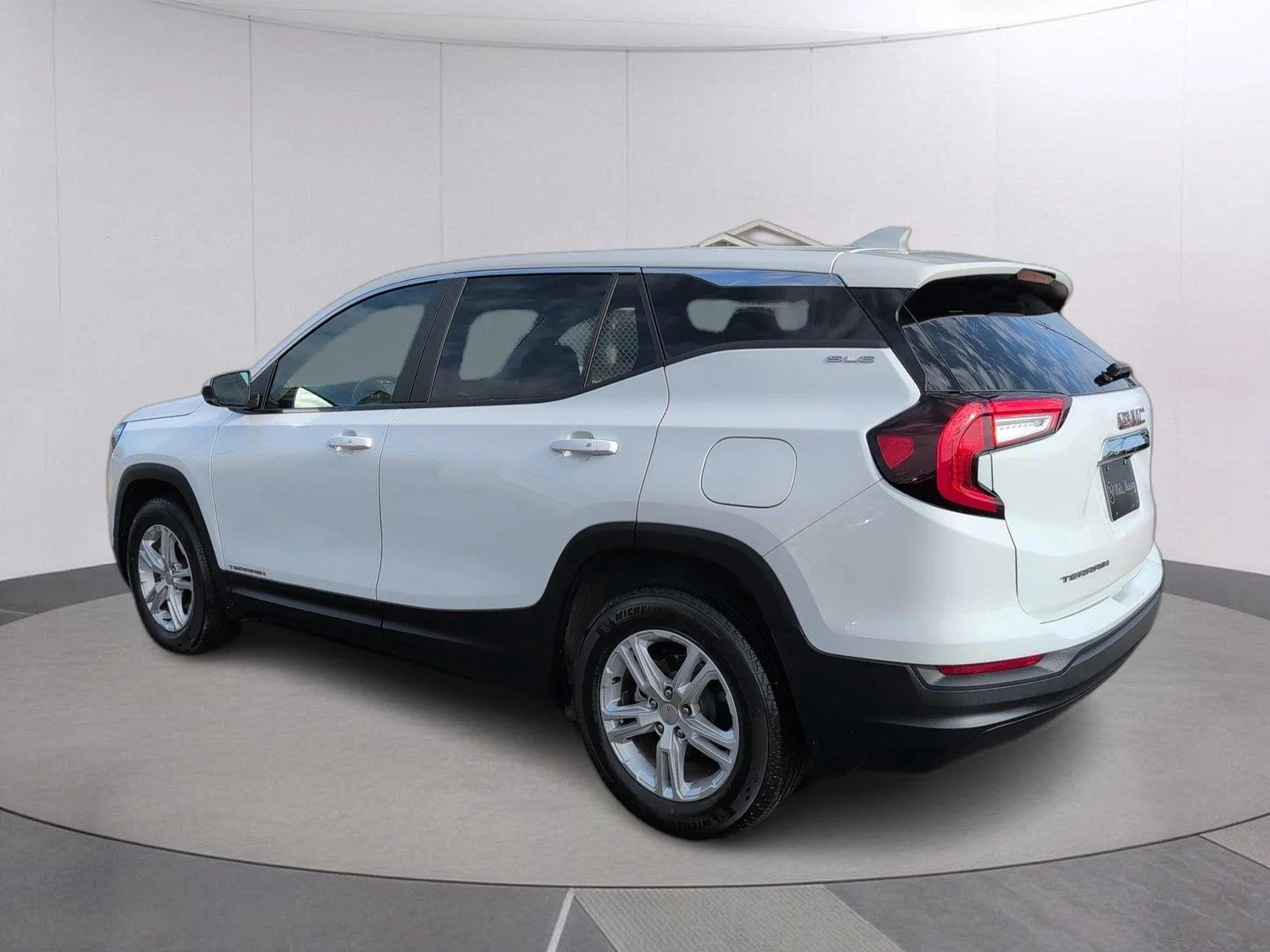 Used 2024 Summit White GMC SLE image 3
