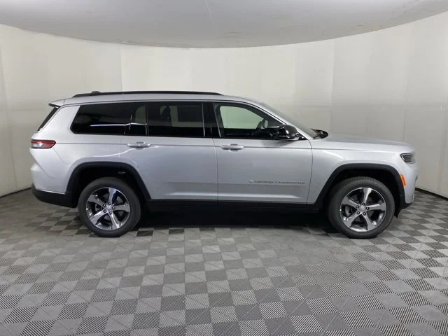 New 2026 Silver Zynith Exterior Paint Jeep Limited image 8