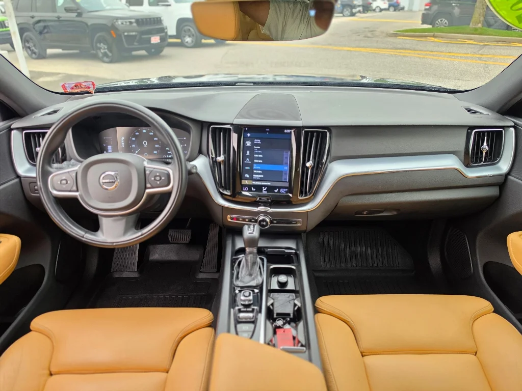 Used 2019 Onyx Black Metallic Volvo T6 Momentum image 2