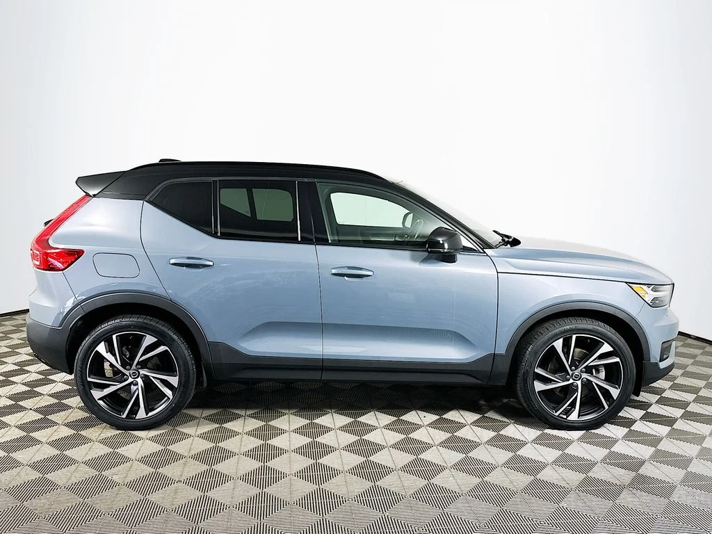 Used 2021 Gray Metallic Volvo R-Design image 4