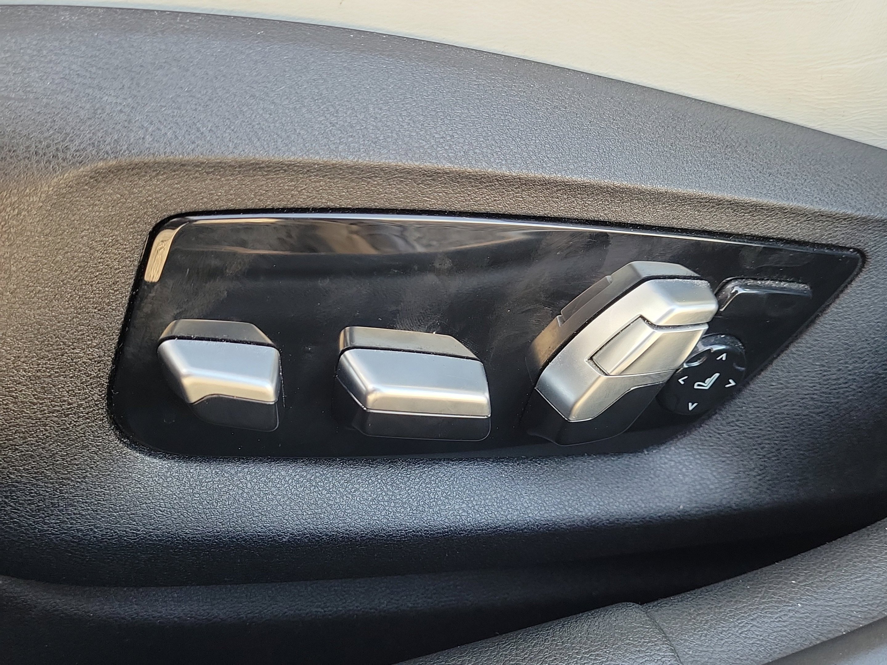 Used 2018 Blue Metallic BMW Base image 25