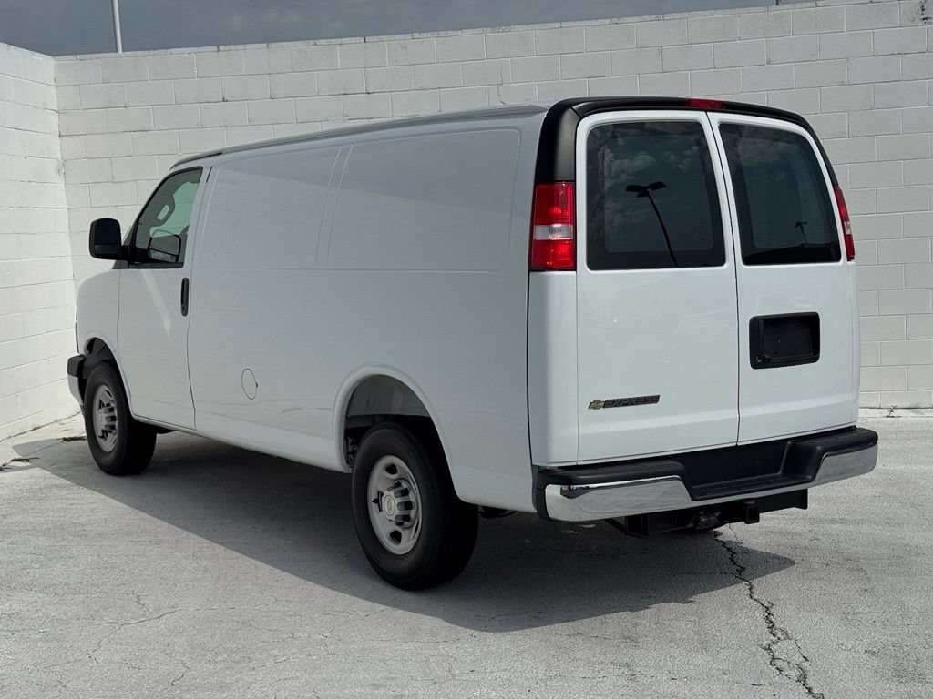 New 2026 Summit White Chevrolet WT image 9