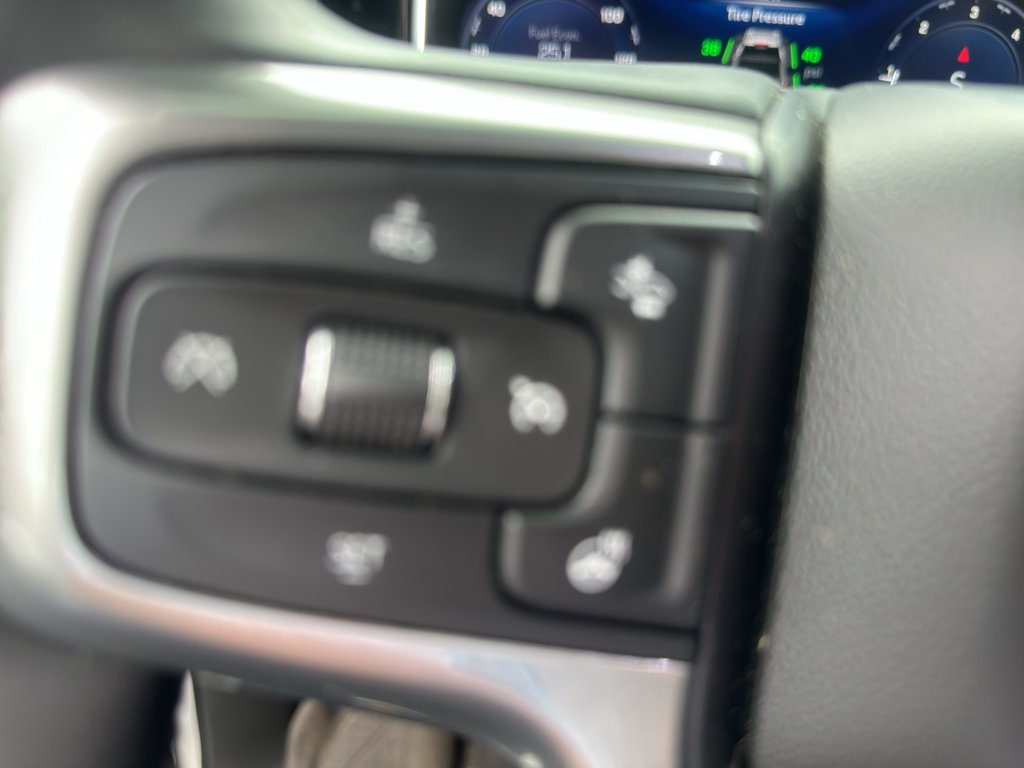 Used 2025 Summit White Chevrolet LT image 10