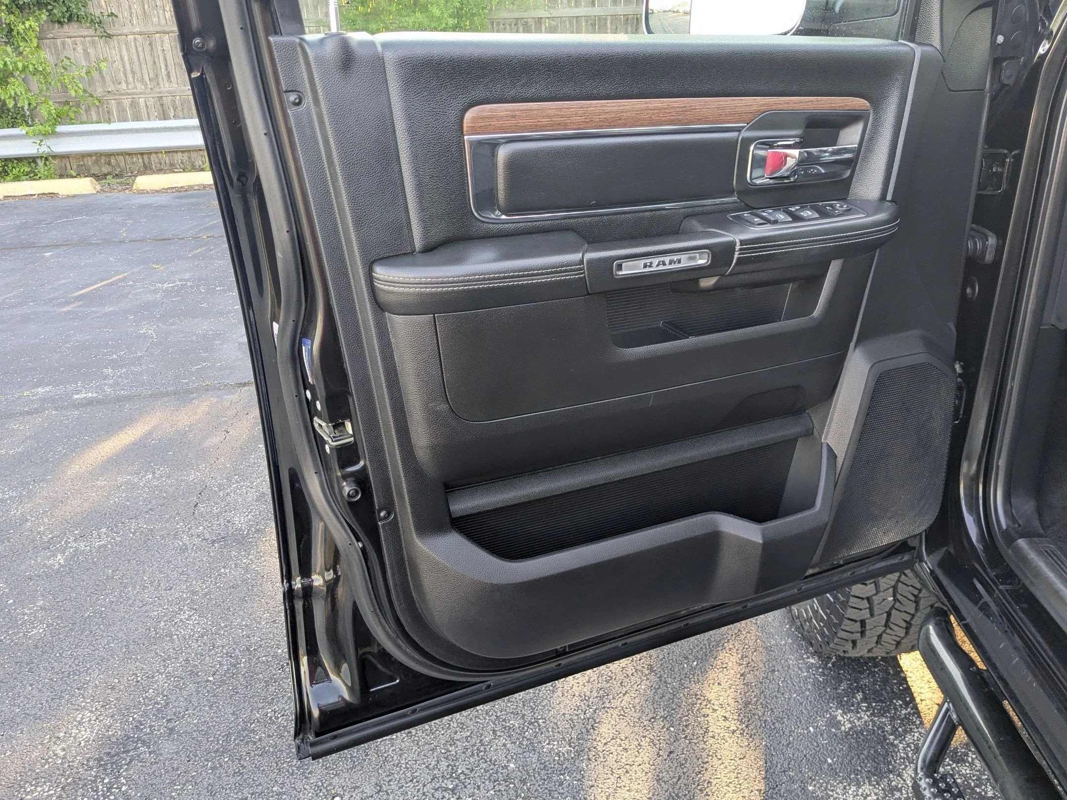 Used 2017 Brilliant Black Crystal Pearlcoat Ram Laramie image 11