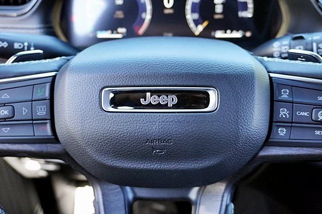 New 2026 Diamond Black Crystal Pearl-Coat Exterior Paint Jeep Limited image 39