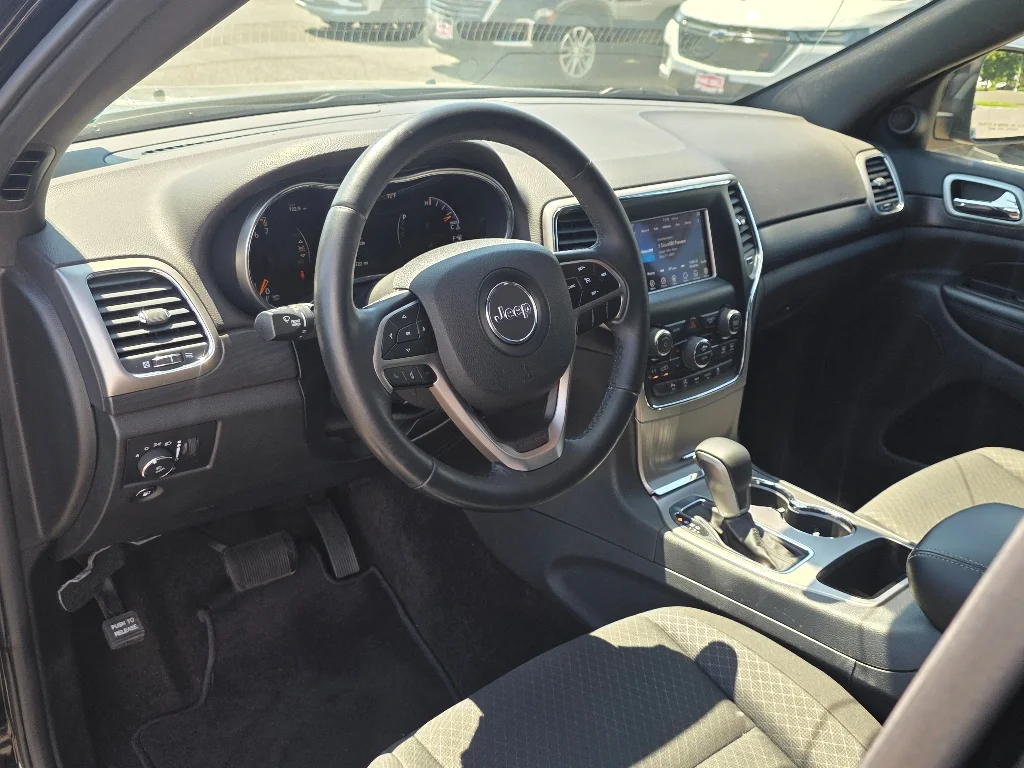 Used 2018 Diamond Black Crystal Pearlcoat Jeep Laredo E image 32
