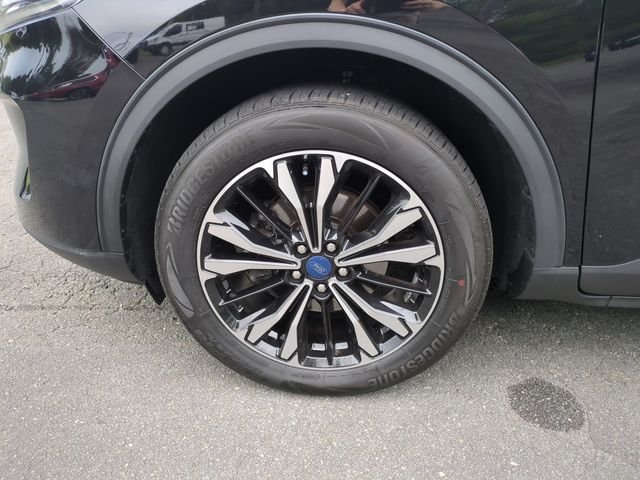 Used 2022 Black Ford SE image 10