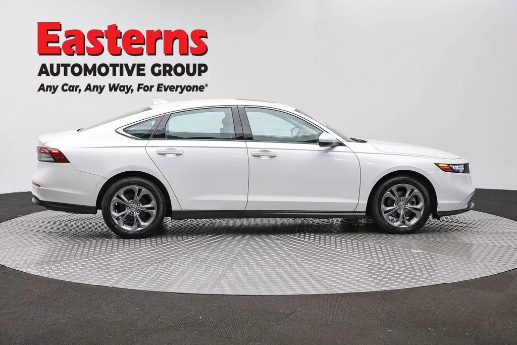 Used 2023 White Honda EX image 4