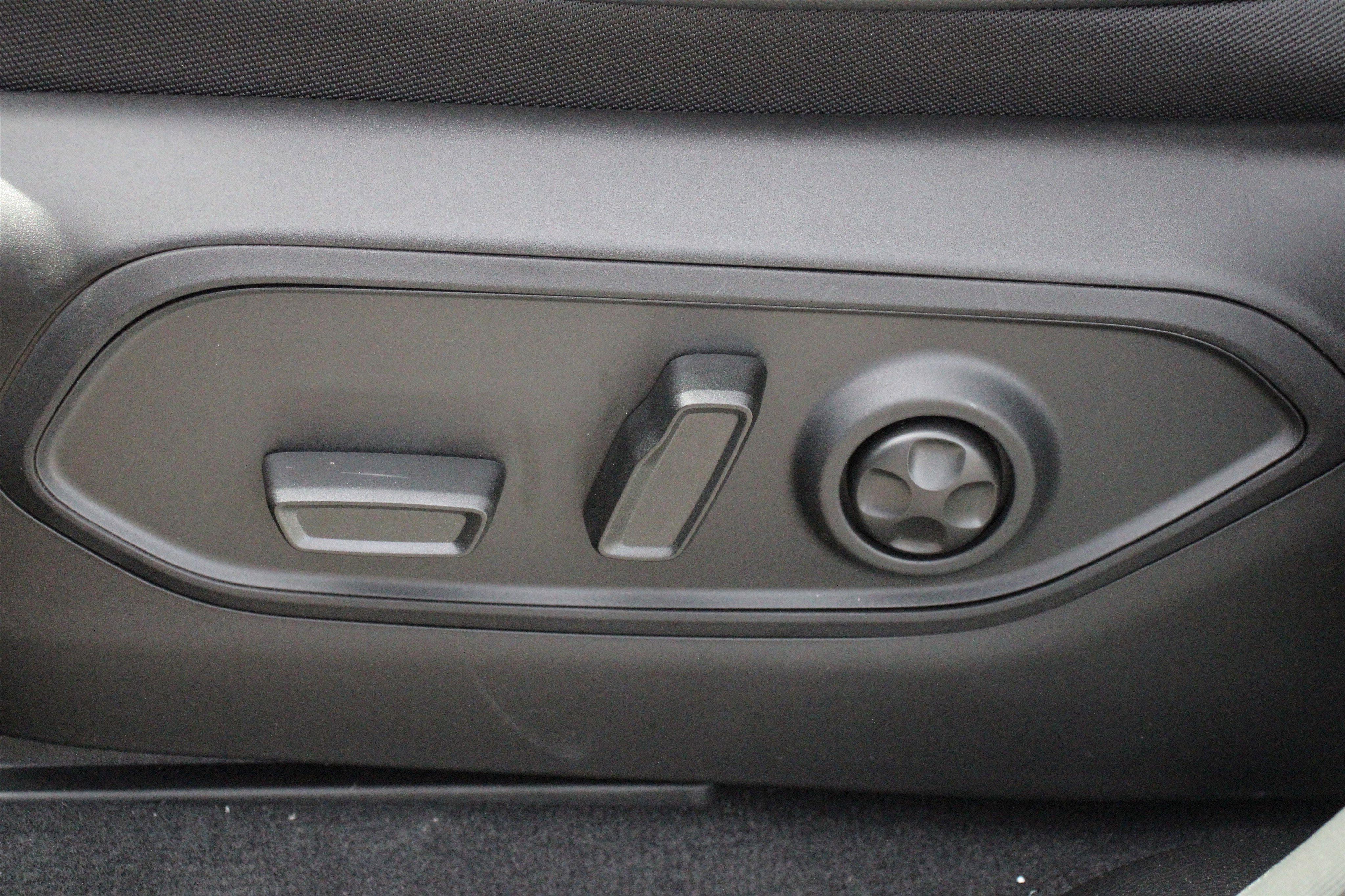 New 2026 Bright White Clear-Coat Exterior Paint Jeep Limited image 4