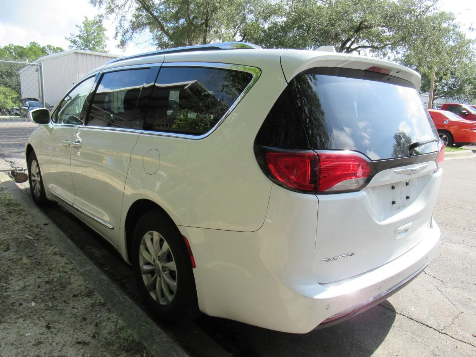 Used 2019 White Chrysler Touring L image 3