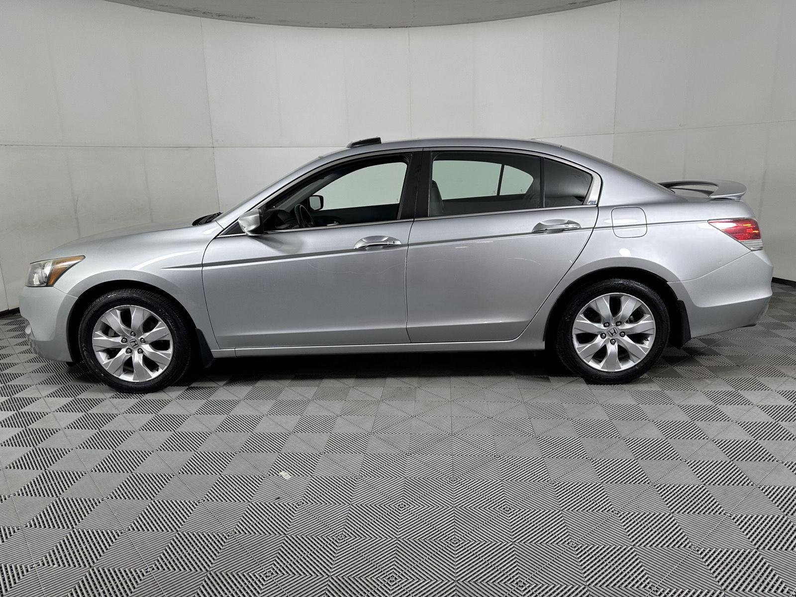 Used 2009 Polished Metal Metallic Honda EX-L image 2