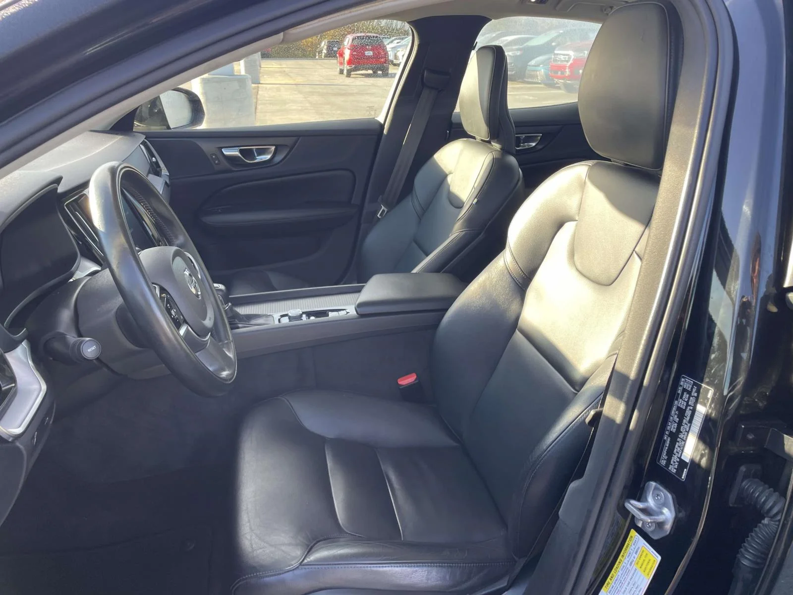 Used 2020 Black Stone Volvo Momentum image 8