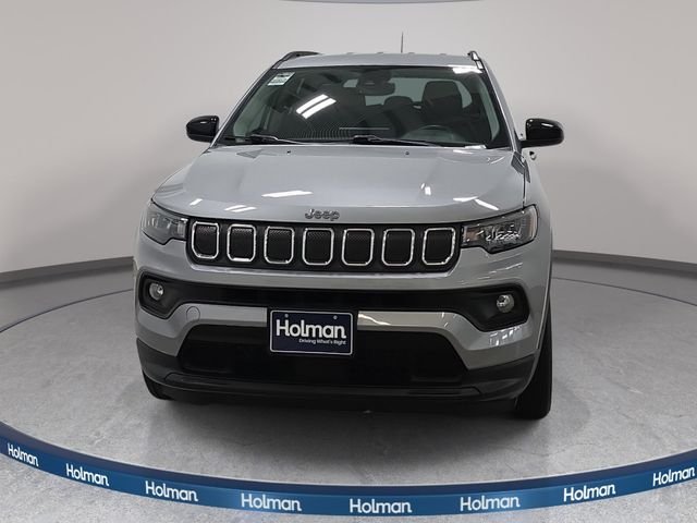 Used 2022 Silver Jeep Latitude Lux image 3