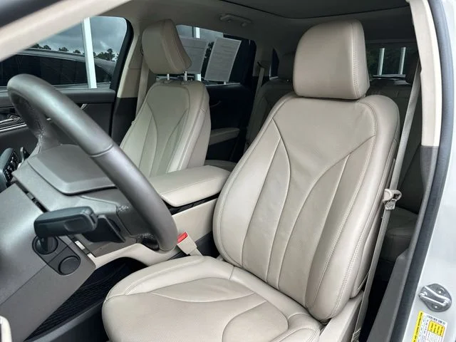 Used 2023 White Lincoln Reserve image 12