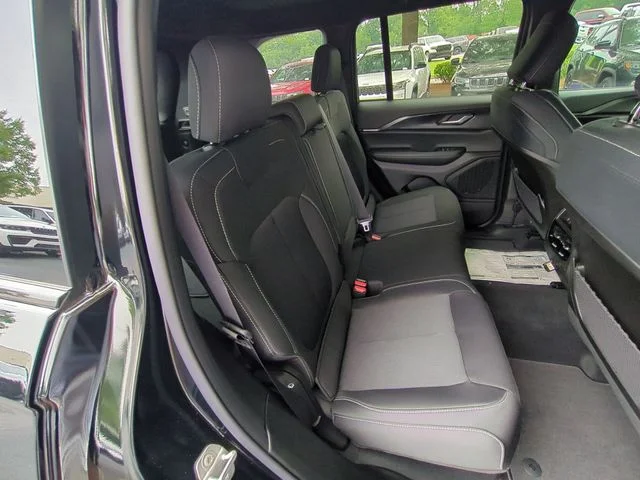 New 2026 Diamond Black Crystal Pearl-Coat Exterior Paint Jeep Laredo X image 35