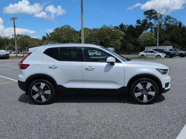 Used 2021 White Volvo Momentum image 3