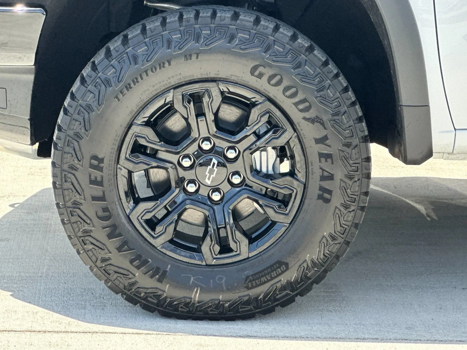 New 2026 Summit White Chevrolet ZR2 image 26